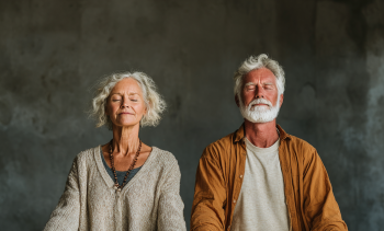 Възрастни хора практикуват йога в парк