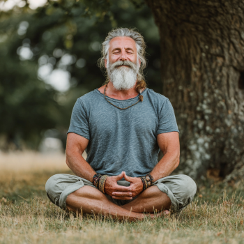 Група възрастни хора практикуват йога заедно